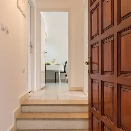 Apartment In City Center דירה *
